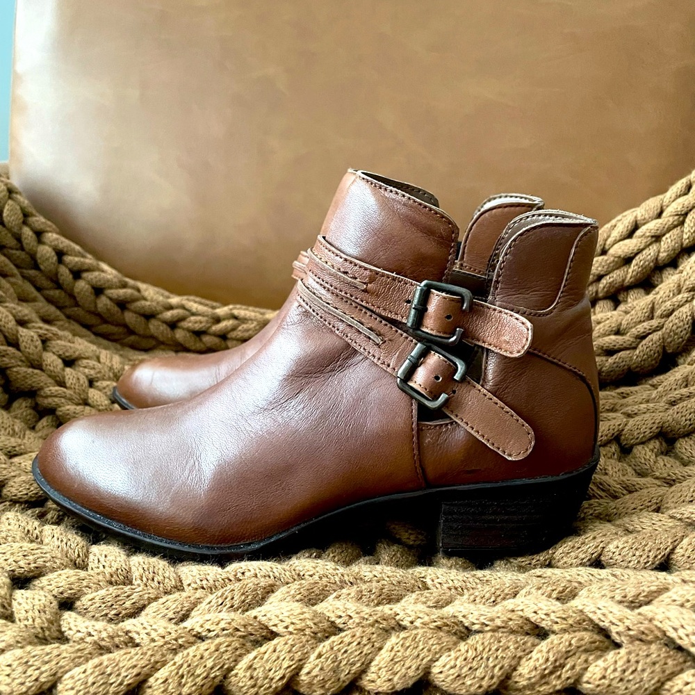 Diba Women’s Brown Leather Ankle Boots Size 6.
